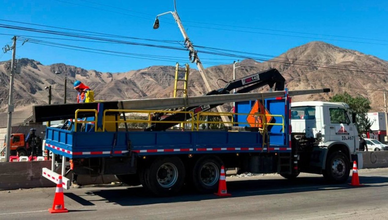 /atacama/municipalidad-de-tierra-amarilla-gestiona-la-rapida-reposicion-de-poste