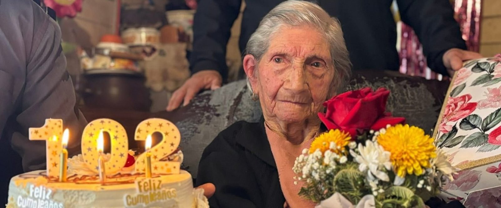 Rosa Aravena celebró 102 años junto al alcalde y su familia.