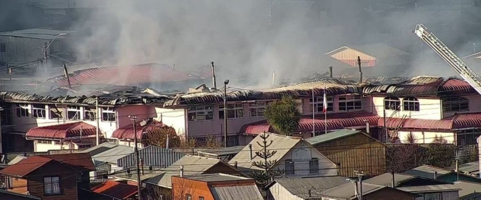 Incendio en escuela de Curanilahue provoca evacuación de más de 300 personas