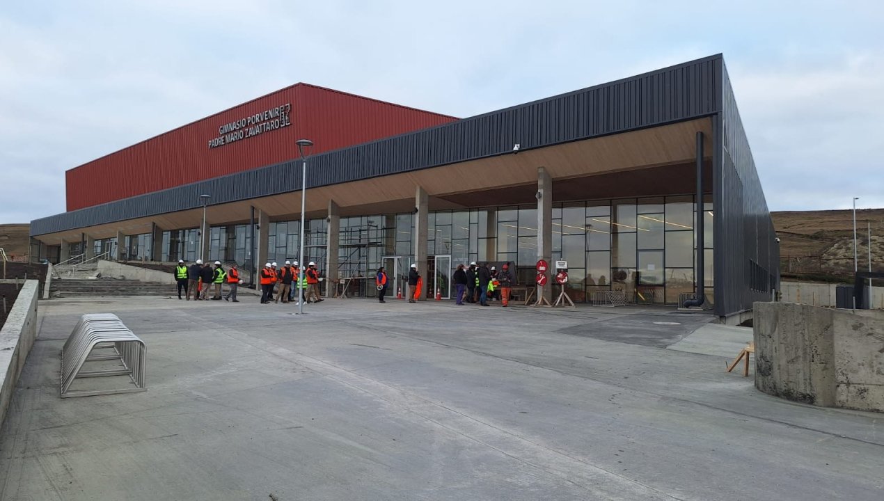 /vecinos-y-vecinas-de-porvenir-visitan-las-obras-del-nuevo-gimnasio