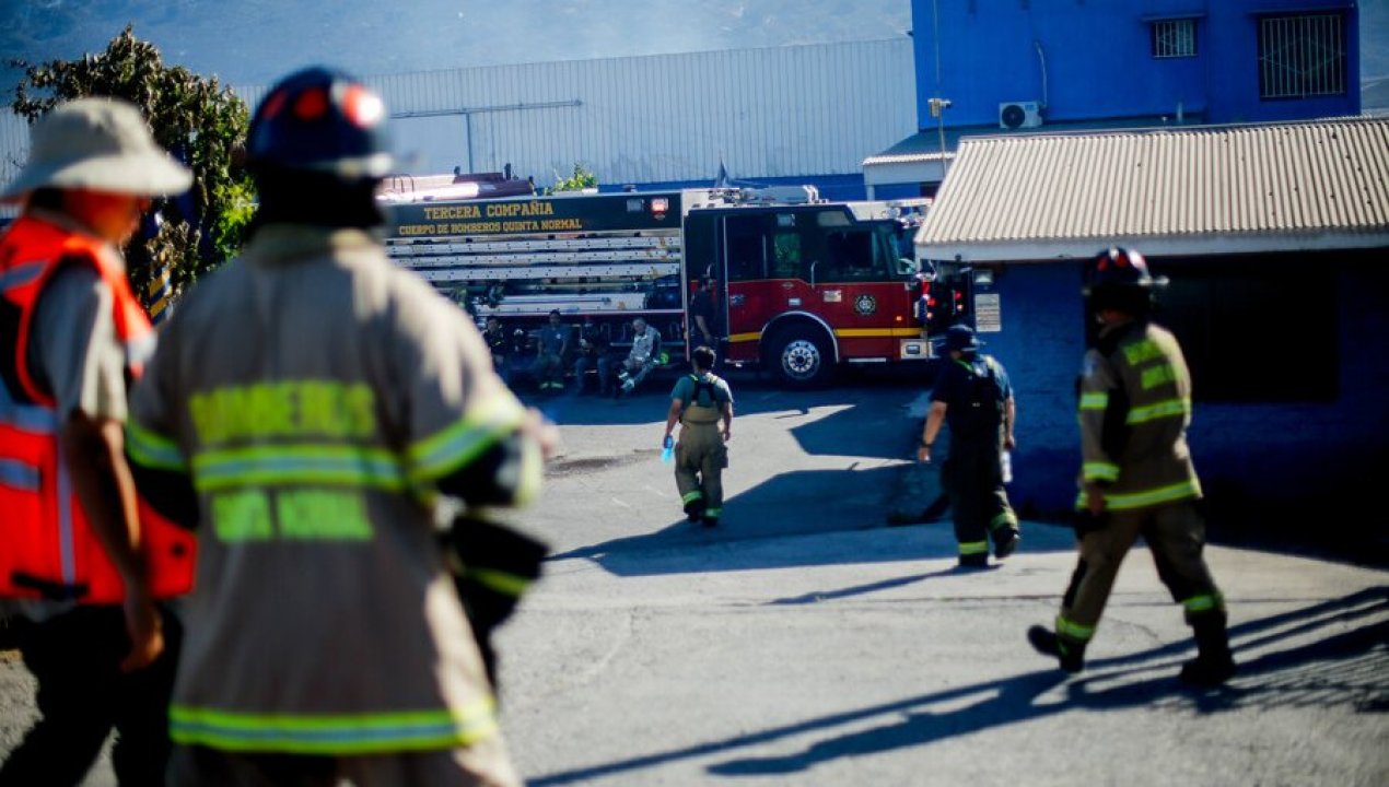 /actualidad/desastres-naturales/incendios-forestales/denuncia-por-disparos-obliga-a-retirar-a-bomberos-durante-incendio-en