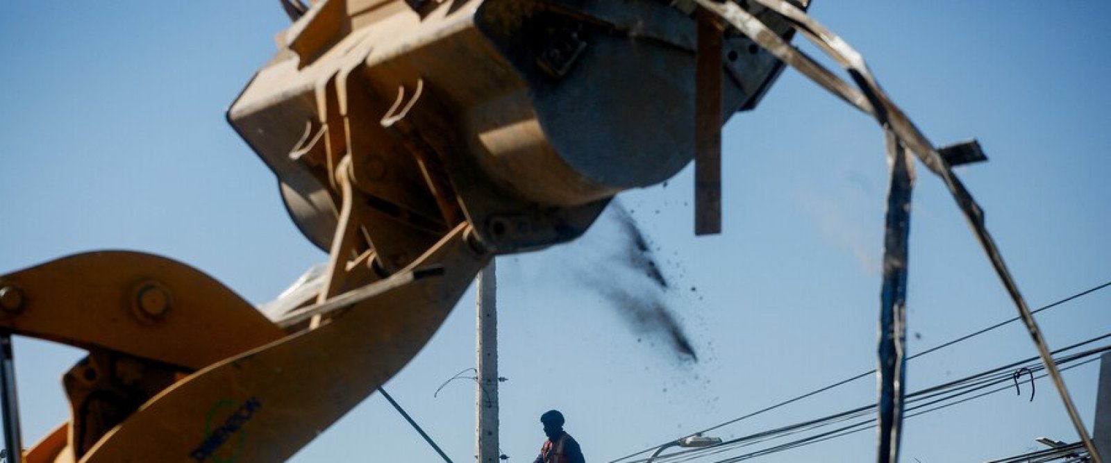 Empresa sin maquinaria ni trabajadores recibió $6.700 millones por retiro de escombros en megaincendio de Valparaíso